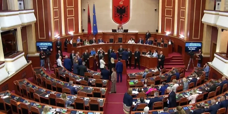 Plas keq në Kuvend/ Deputetët e PD bllokojnë foltoren, Nikolla ndërpret seancën