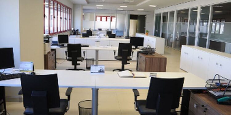 Temperaturat ekstreme, qeveria shqiptare shkurton orarin e punës për Administratën, asnjë masë për të tjerët