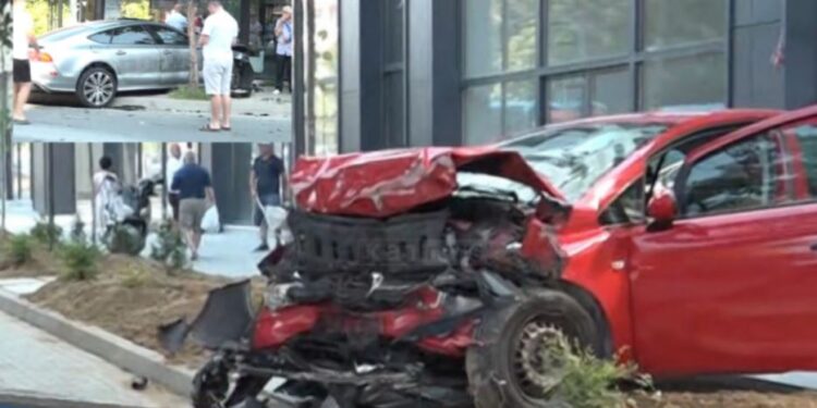 Përplasen disa automjeteve në Tiranë, dy prej tyre përfundojnë në trotuar