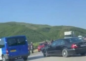 Aksident në Elbasan,’ Mercedesi’ përplaset me një furgon