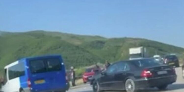 Aksident në Elbasan,’ Mercedesi’ përplaset me një furgon