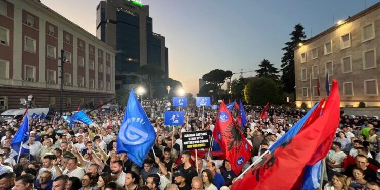 Protesta para Kryeministrisë/ Opozita me dy kërkesa: Lironi Berishën dhe qeveri teknike