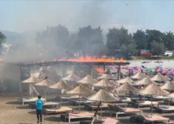 Digjet ‘beach bari” dhe çadrat e një resorti në Shëngjin, flakët rrezikojnë edhe hotelin