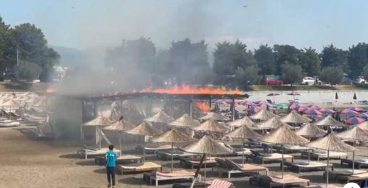 Digjet ‘beach bari” dhe çadrat e një resorti në Shëngjin, flakët rrezikojnë edhe hotelin