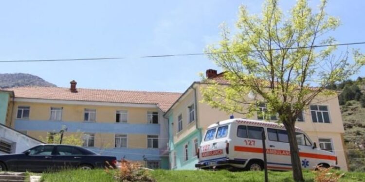 Bulqizë/ 80 qytetarë në simptoma helmimi, dyshime për ujin