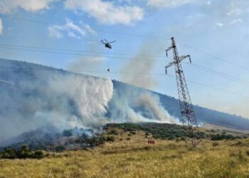 Zjarri në Dropull, bllokohet qarkullimi në aksin Gjirokastër – Kakavijë