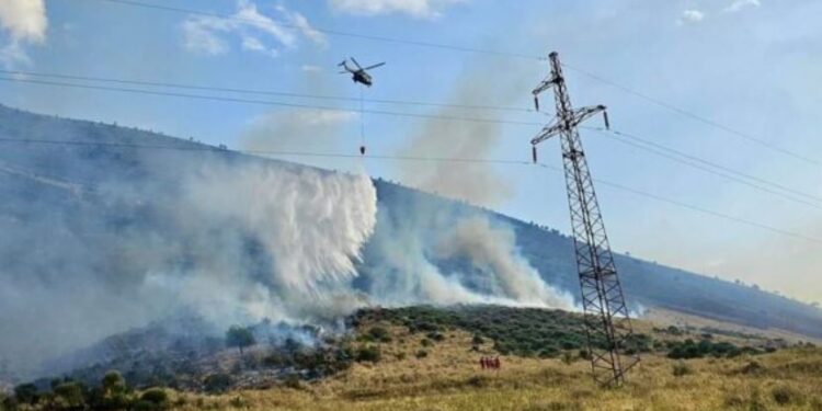 Zjarri në Dropull, bllokohet qarkullimi në aksin Gjirokastër – Kakavijë