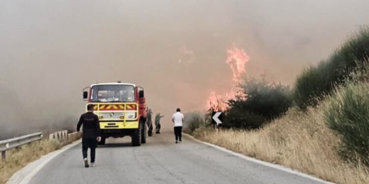 Zjarri në Dropull dhe Finiq, përkeqësohet situata/ Peleshi apel banorëve: Bashkëpunoni me forcat në terren