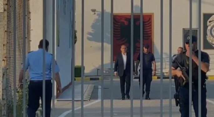 Fredi Beleri lë ambientet e burgut të Fierit, betohet nesër si eurodeputet i PE, ja çfarë dëshmoi për mediat