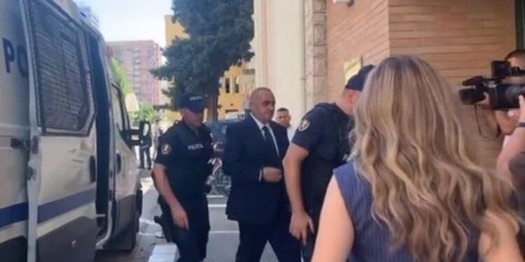 KQZ pritet t’i heqë mandatin, Fredi Beleri lë qelinë