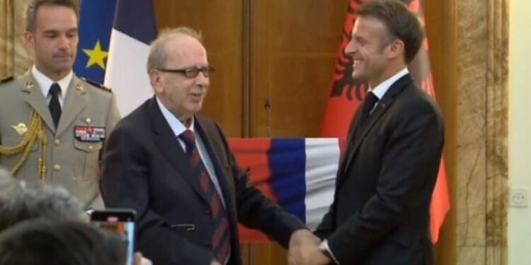 Humbja e Ismail Kadare, reagon Presidenca Franceze: Jetoi si i lirë në një vend që nuk ishte