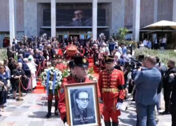 Me lule dhe duartrokitje përcillet për në banesën e fundit artisti i letërsisë shqipe, Ismail Kadare