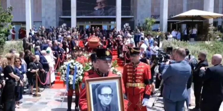 Me lule dhe duartrokitje përcillet për në banesën e fundit artisti i letërsisë shqipe, Ismail Kadare