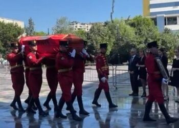 Sot homazhet për Ismail Kadarenë, trupi i tij mbërrin në Teatrin Kombëtar të Operës dhe Baletit