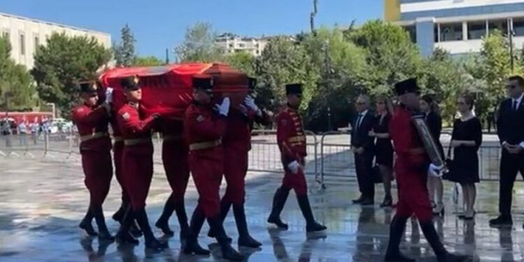 Sot homazhet për Ismail Kadarenë, trupi i tij mbërrin në Teatrin Kombëtar të Operës dhe Baletit