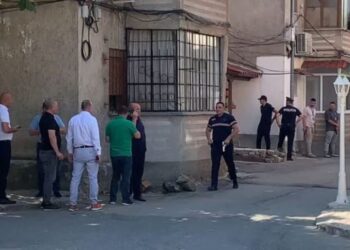 EMRI/ I moshuari terrorizon lagjen duke qëlluar nga banesa, policia: Janë evakuuar banorët e zonës