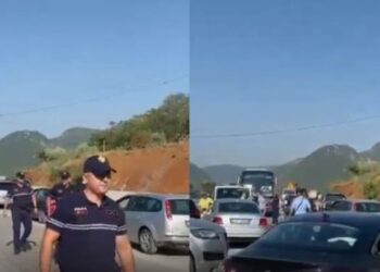 Ndërtimi i rrugës së re i izolon, banorët e Mirakës bllokojnë aksin Elbasan-Librazhd