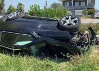 Aksident në Berat-Lushnje, makina me 4 persona në bord përfundon në kanal