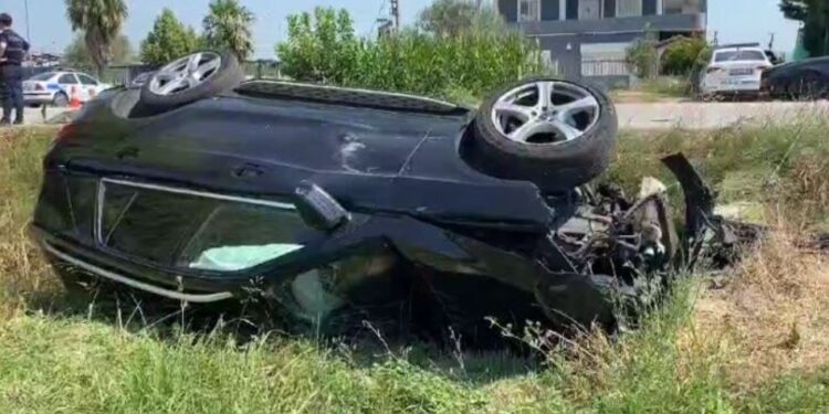 Aksident në Berat-Lushnje, makina me 4 persona në bord përfundon në kanal