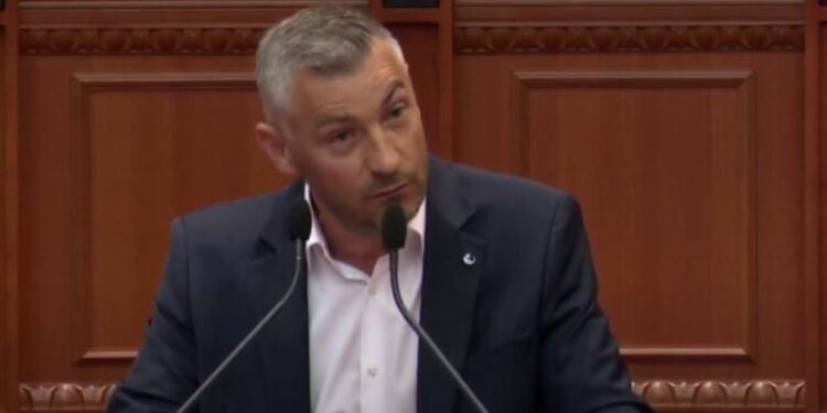 Deputeti i PD ironizon në Kuvend gjobën ndaj fermerëve: Qeveria ju tha mbillni hashash, ju qepë!