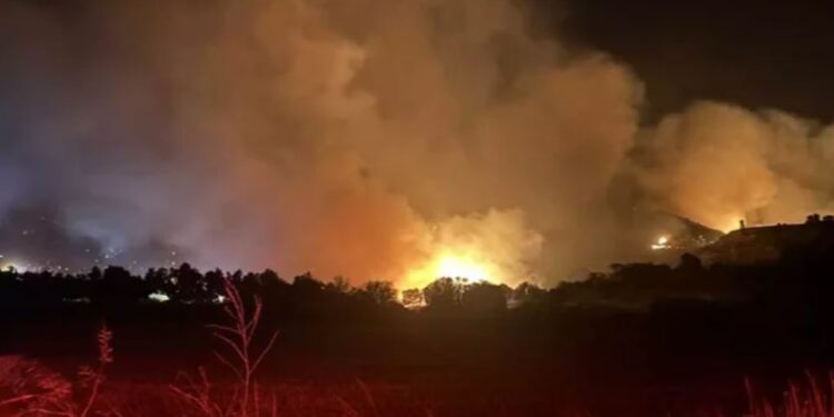 Ishujt grekë nën “pushtetin” e flakëve, evakuohen turistët e banorët