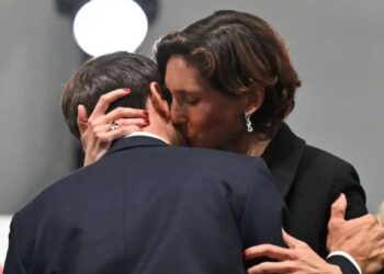 Puthja dhe përqafimi tërë pasion i Makronit me ministren e Sportit bëri gjithë rrjetin të vlojë