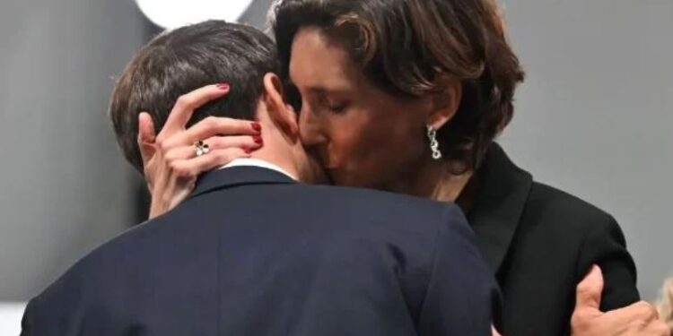 Puthja dhe përqafimi tërë pasion i Makronit me ministren e Sportit bëri gjithë rrjetin të vlojë