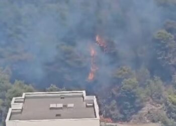 Në Shëngjin flakët po dalin jashtë kontrollit, nis evakuimi i pushuesve dhe banorëve