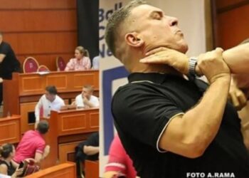 Detaje/ Momenti kur Tedi Blushi godet me grusht Halit Valterin, ky i fundit e kap prej fyti