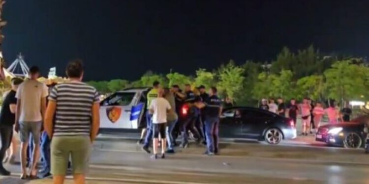 Video/ Sherr masiv mes policisë dhe qytetarëve në Vlorë, nxirren armët