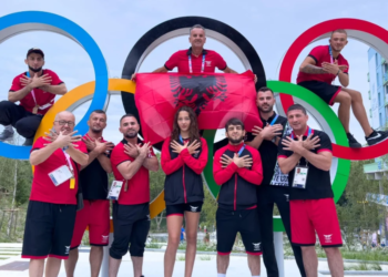 Shqipëria në ceremoninë hapëse të Paris 2024, flamuri kuqezi në paradë mbahet nga notarja 16-vjeçare dhe mundësi çeçen