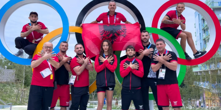 Shqipëria në ceremoninë hapëse të Paris 2024, flamuri kuqezi në paradë mbahet nga notarja 16-vjeçare dhe mundësi çeçen