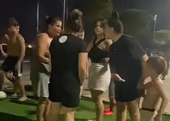 “Të lë pa frymë, hiq gishtin”/ Fëmijët nisin sherrin në Vlorë, mamatë e vazhdojnë (video)