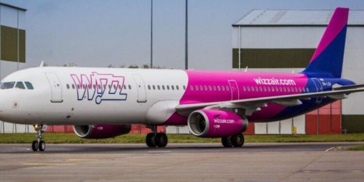 Skandal me linjën Wizzair, lë gjithë natën në aeroport 160 pasagjerë