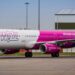 Skandal me linjën Wizzair, lë gjithë natën në aeroport 160 pasagjerë