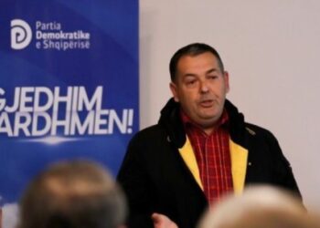 Tjetërsuan 7500 m2 tokë me dokumente të falsifikuara, prokuroria e Tiranës çon në gjyq ish-kreun e komunës Bërxullë dhe 3 të tjerë