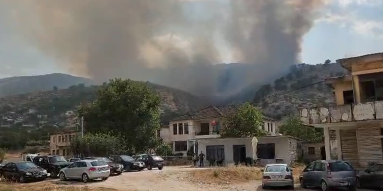 Zjarri që nisi në mal zbret mbi fshatin Sofratikë në Dropull, rrezikohen banesat