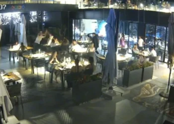 Pamjet e rënda/ “Të fshehura” pas kapeleve, momenti kur motrat Berisha dhunojnë Klea Prengën! Edhe pasi klientët i ndajnë, Antonela merr tavllën dhe…