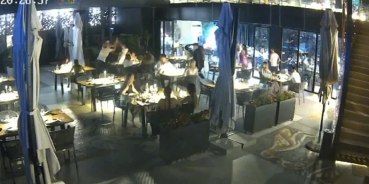 Pamjet e rënda/ “Të fshehura” pas kapeleve, momenti kur motrat Berisha dhunojnë Klea Prengën! Edhe pasi klientët i ndajnë, Antonela merr tavllën dhe…