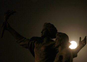 Fotot magjepsëse – Si u pa Super Hëna Blu në shtete të ndryshme të botës