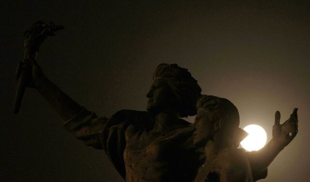 Fotot magjepsëse – Si u pa Super Hëna Blu në shtete të ndryshme të botës