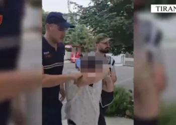 Vodhi 15 000 euro në një banesë në Komunën e Parisit, arrestohet 38-vjeçari në Tiranë