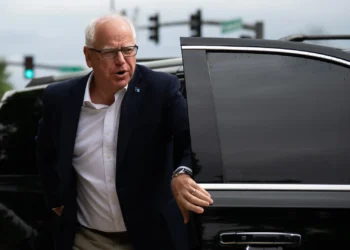 “Mbështetet nga votuesit e bardhë ruralë”, kush është Tim Walz, zv-presidenti që zgjodhi Harris