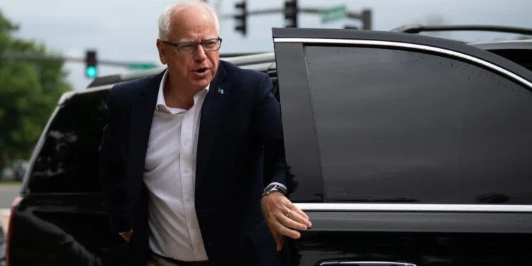 “Mbështetet nga votuesit e bardhë ruralë”, kush është Tim Walz, zv-presidenti që zgjodhi Harris