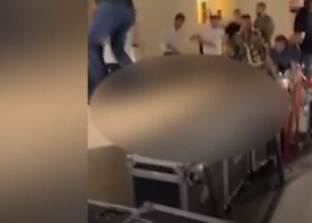 “Pse më lag me shampanjë?”/ Si nisi sherri masiv në lokalin luksoz në Palasë, një person humbi ndjenjat