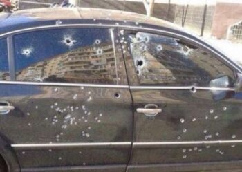 Të shtëna me armë zjarri në Berat, qëllohet me breshëri plumbash makina që drejtohej nga një person me precedent penal