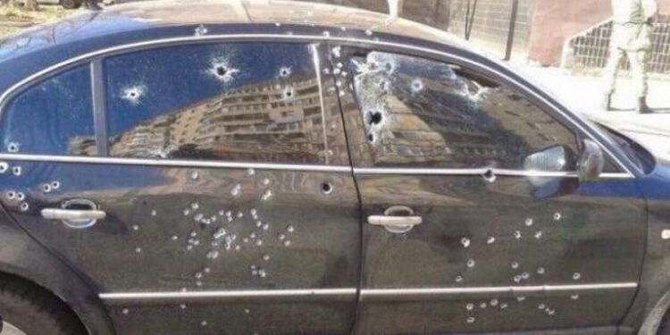 Të shtëna me armë zjarri në Berat, qëllohet me breshëri plumbash makina që drejtohej nga një person me precedent penal