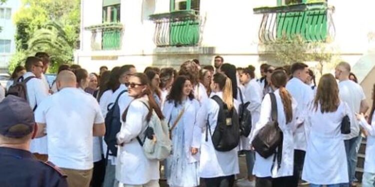 Shpallen fituesit, 1624 maturantë do të ndjekin studimet në Universitetin e Mjekësisë