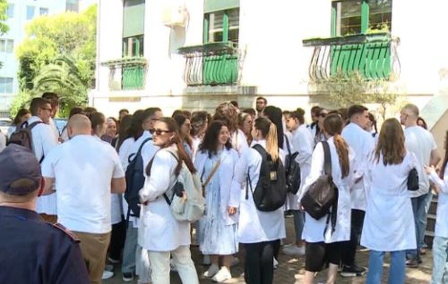 Shpallen fituesit, 1624 maturantë do të ndjekin studimet në Universitetin e Mjekësisë