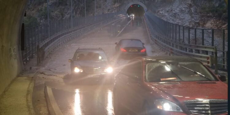 Shiu përmbyt urën e Klosit në Rrugën e Arbrit! Rrezik për aksidente